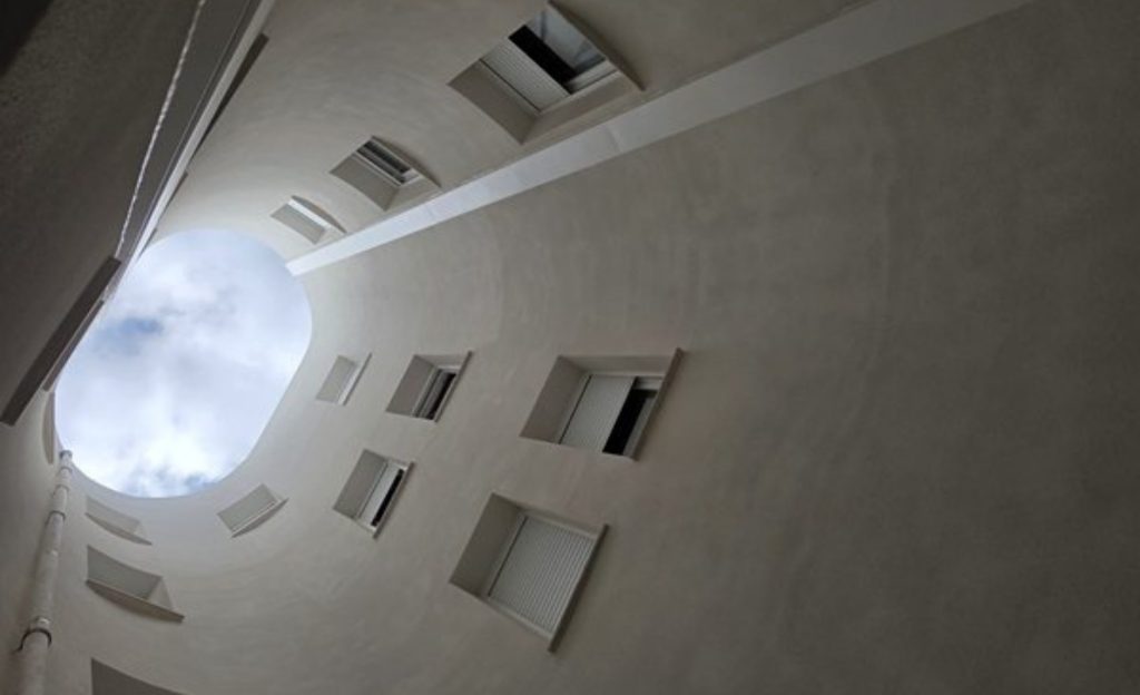 pla contrapicat rehabilitació edifici plurifamiliar