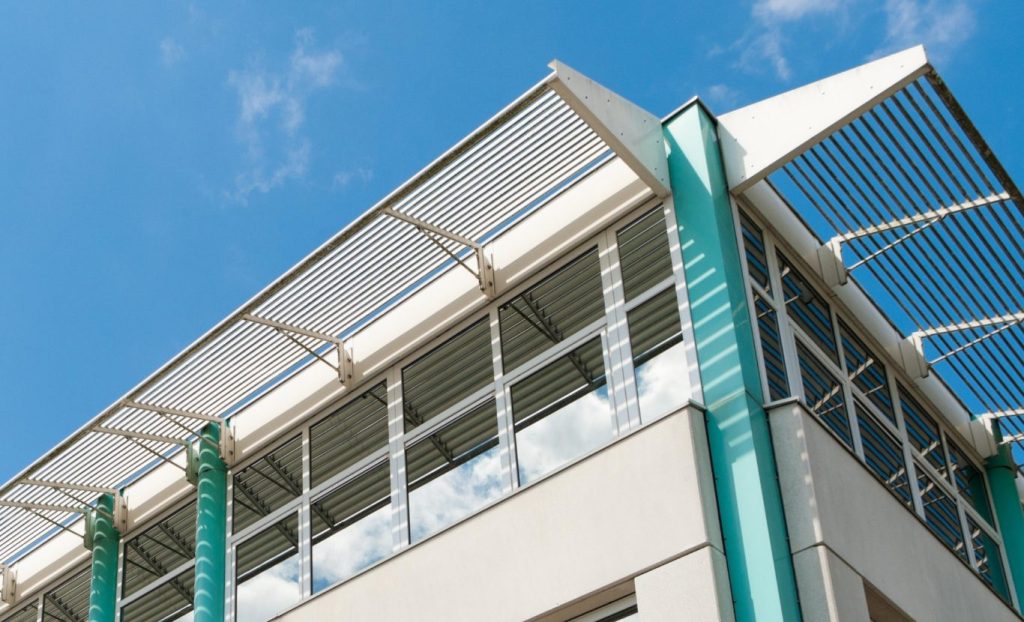Comparativa de una vivienda con y sin protecciones solares para reducir el calor y mejorar el confort interior.
