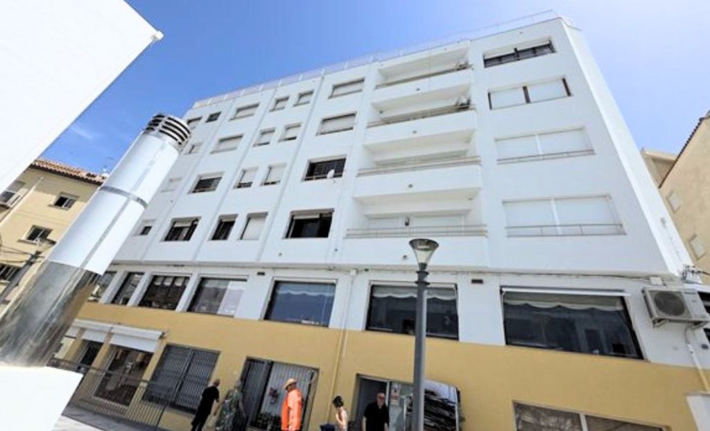 Abans i després de la rehabilitació d'un edifici plurifamiliar amb millora estructural i energètica realitzada per MSARQTEC.