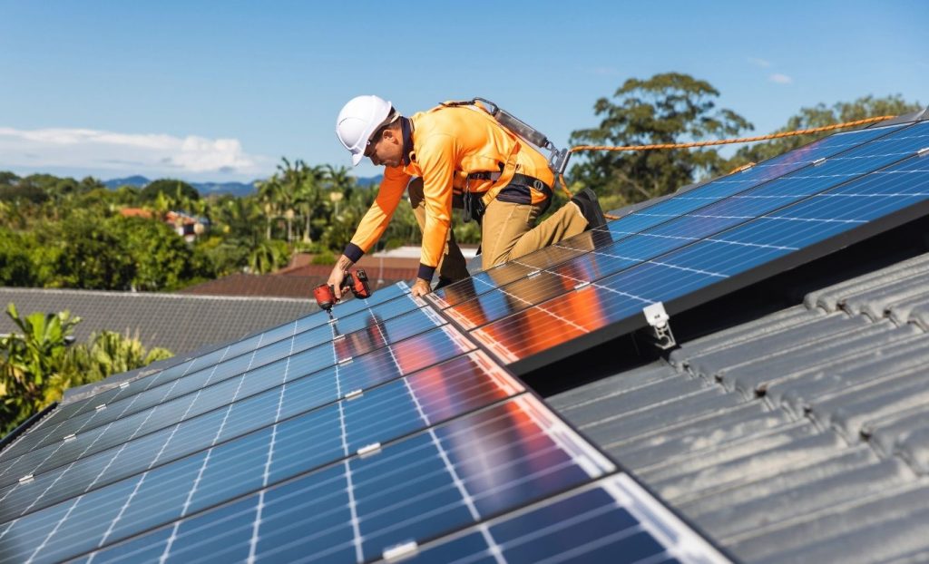 Instal·lació fotovoltaica ben dimensionada en un habitatge per adaptar la producció al consum real.