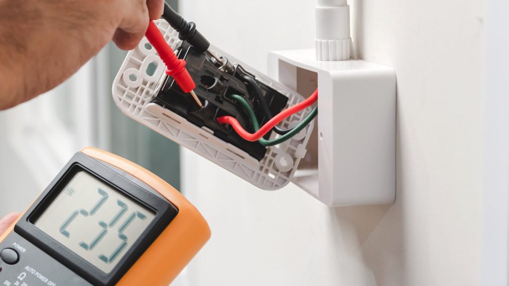 Manteniment de la instal·lació elèctrica d’un habitatge per prevenir avaries i millorar la seguretat.